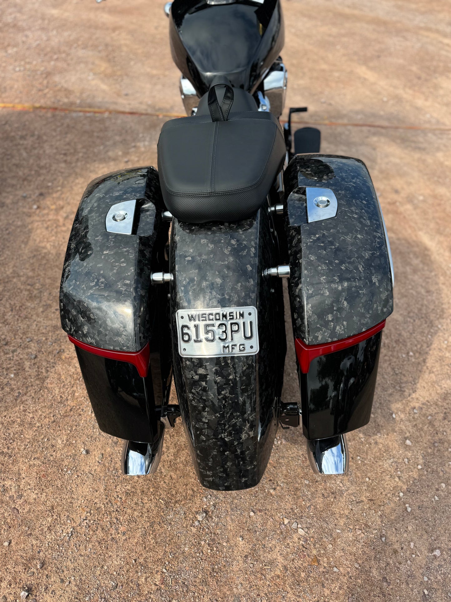 Smooth, carbon fibre rear fender