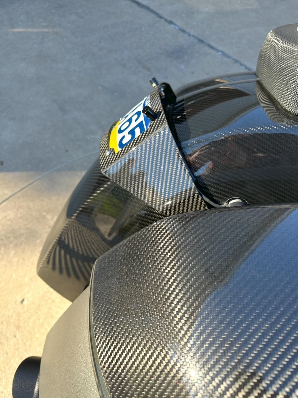 Smooth, carbon fibre rear fender